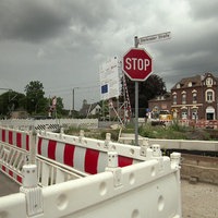 Bauarbeiten und Absperrungen an dem Bahnübergang in Dinslaken
