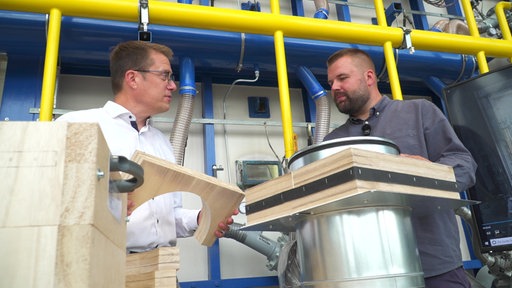 Trox-Versuchsleiter Mario König testet Bretter der Blauglockenbäume mit Maschinen.