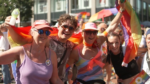 Teilnehmende auf dem CSD in Wesel