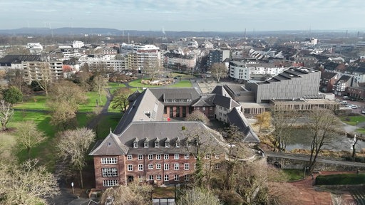 Das Dinslakener Rathaus von oben, dahinter ist die Stadt zu sehen