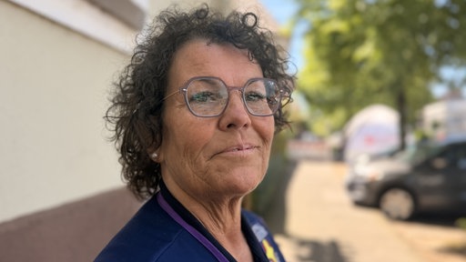 Kerstin Pekur-Vogt von der Notfallseelsorge Kreis Wesel. Sie hat kurze, lockige schwarze Haare und trägt eine Brille. 