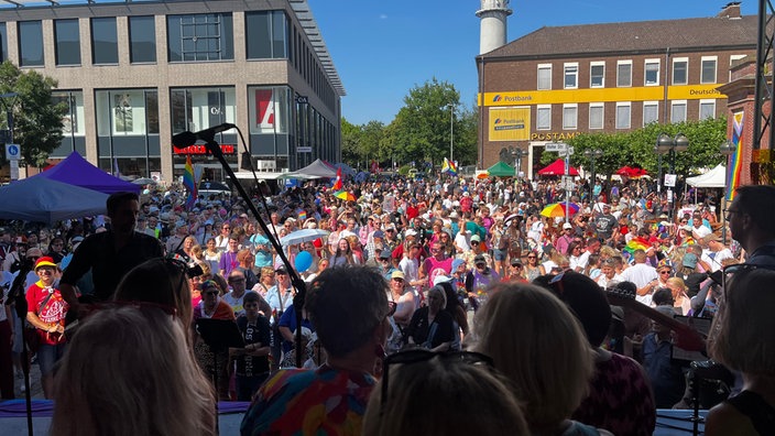 CSD am Ziel: Menschenmenge vor Bühne am Berliner Tor