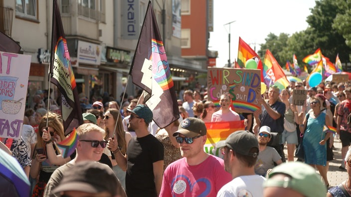 Der CSD-Umzug durch die Weseler Innenstadt
