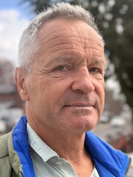Ein Mann steht vor der Straße