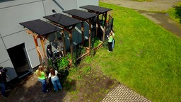 Greenwall der Gesamtschule Am Lauerhaas Wesel, Photovoltaik-Module als Dach über Hochbeete
