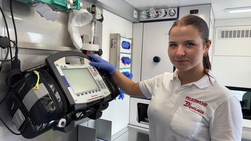 Notfallsanitäterin Jana im Rettungswagen