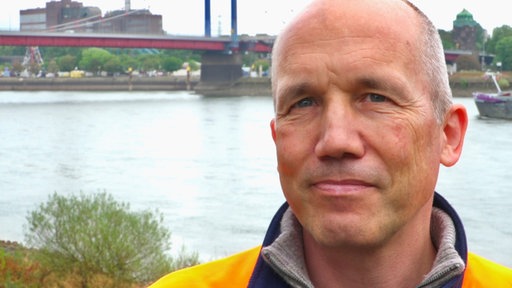Martin Wolters steht vor dem Rhein