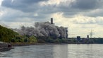 Rauch geht von einem einstürzenden Kraftwerk aus.