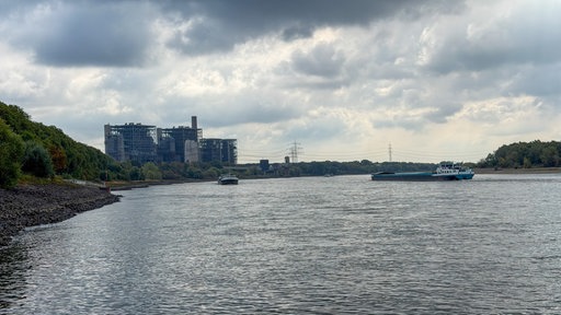 Im Vordergrund Schiffe auf dem Rhein bei Voerde, im Hintergrund das Kraftwerk