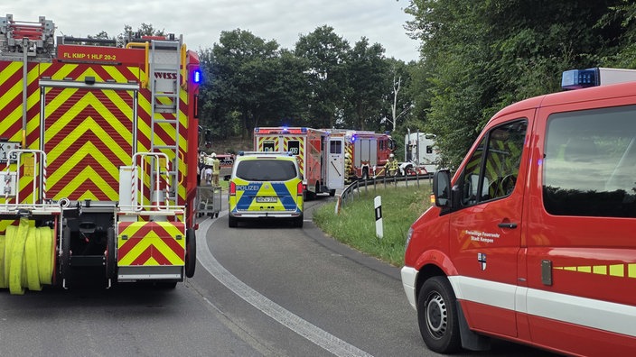 Einsatzfahrzeuge von Feuerwehr und Polizei auf der Autobahn-Auffahrt