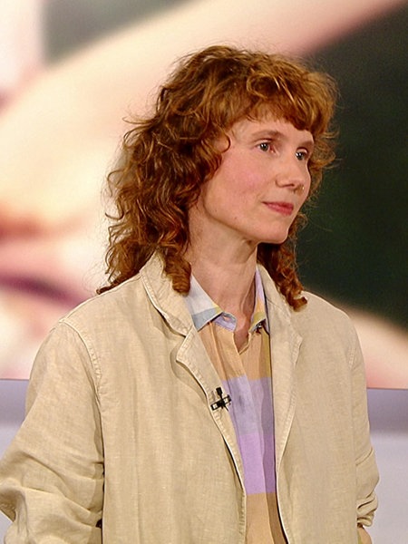 Frau mit lockigem Haar im Fernsehstudio