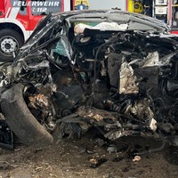Vollständig zerstörtes Auto mit aufgerissener Fahrerseite