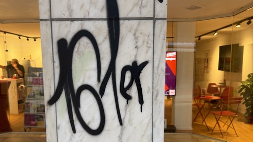 Auf einen Säulenpfeiler wurde mit Graffitti 161geschrieben 