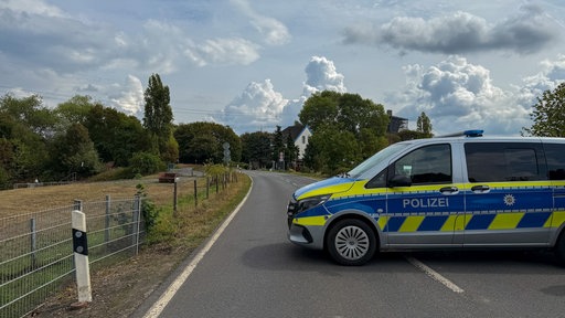 Ein Polizeiauto steht quer auf der Fahrbahn