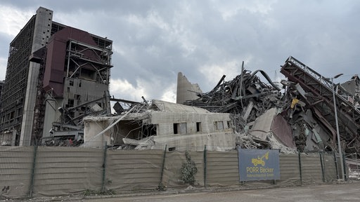 Trümmer des eingestürzten Kraftwerks in Voerde. Schutt, Eisenteile und Teile der Fassade liegen auf eiem Haufen