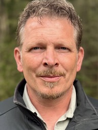 Förster Michael Drews blickt freundlich in die Kamera