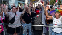 Menschen protestieren gegen die Demo der Rechtsextremen