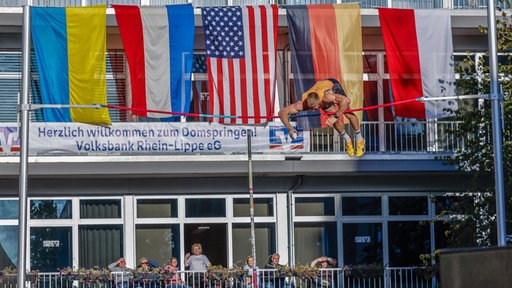 Ein Sportler während des Stabhochsprungs