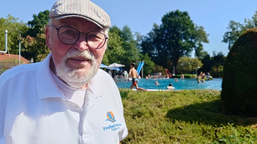 Helmut Wisniewski, Vorsitzender des Freibadvereins Dingden, trägt ein weißes Polo-Hemd, eine Mütze und eine Brille. 