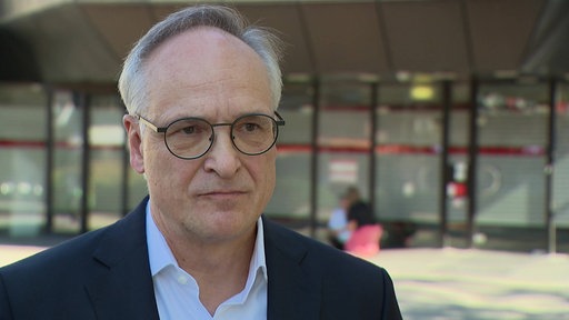 Vorstand der Stadtsparkasse Mönchengladbach Antonius Bergmann spricht im Interview über die aufgebrochenen Schließfächer in seiner Filiale.