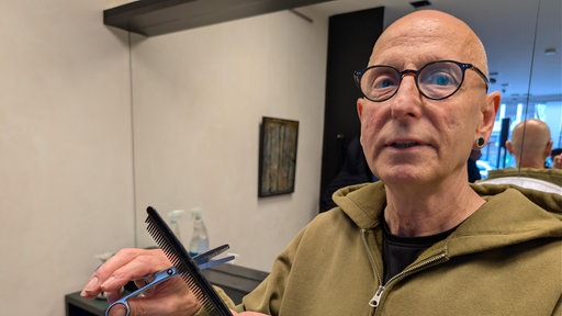 Friseur Uwe Beer bei der Arbeit in seinem Salon in Mönchengladbach