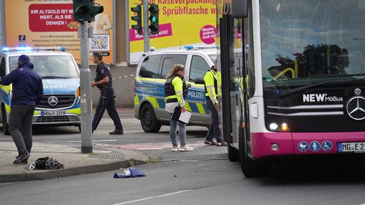 DIe Polizei sichert die Unfallstelle ab.