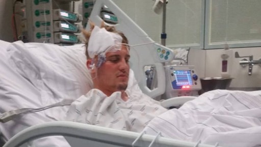 Mirco Schwoll im Krankenhaus mit Verband am Kopf