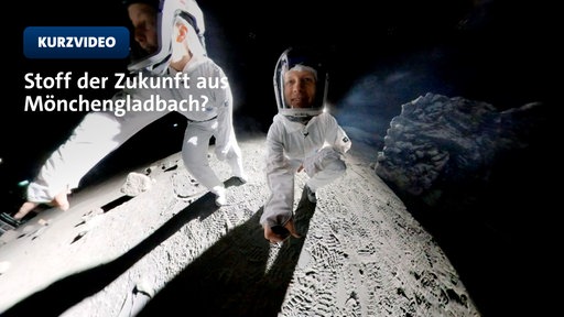 zwei Astronauten halbnah vor Mondgeröll in der LUNA Mondsimulation