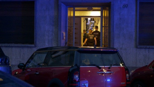 Polizei in Hausflur