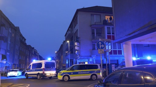 Polizei vor Häuserecke
