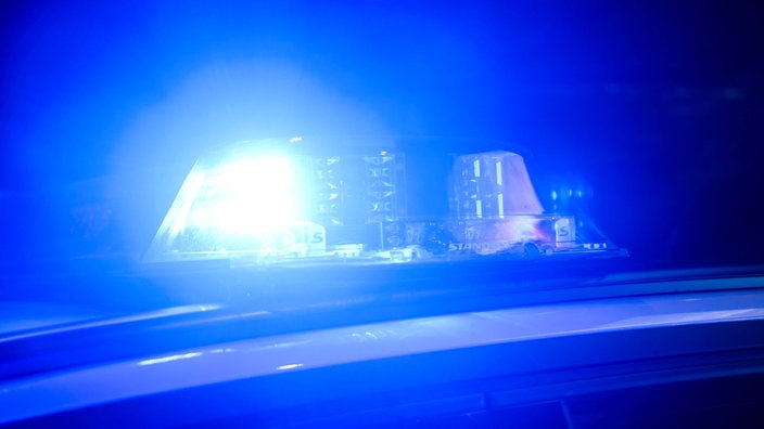 Ein Blaulicht leuchtet auf einem Einsatzfahrzeuge der Polizei.
