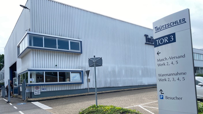 Trützschler Schild Tor 3 vor dem Unternehmen