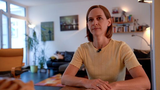 Jeannette Deckers sitzt in ihrem Wohnzimmer.
