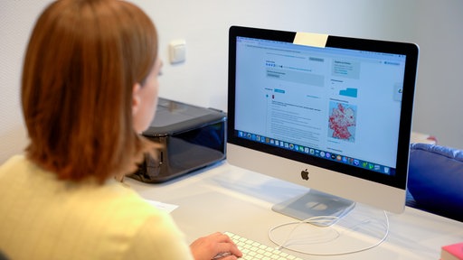 Jeannette Deckers sitzt an ihrem Schreibtisch. Auf ihrem Computer ist ihre Online-Petition zu sehen.
