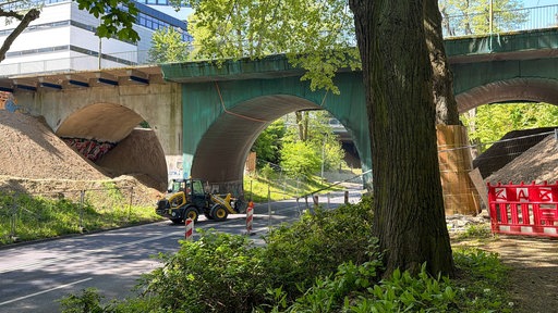 Fußgängerbrücke Bettrather Straße in Mönchengladbach mit Hermann-Piecq-Anlage darunter