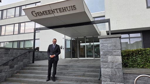 Bürgermeister Michael Rauner steht vor dem Gemeindehaus 