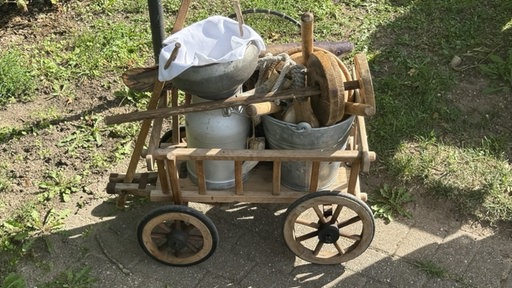 Bollerwagen voller alten Utensilien von der Melkerin Änneke Schenk