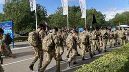 Eine Gruppe von niederländischen Soldaten maschiert eine Straße entlang 