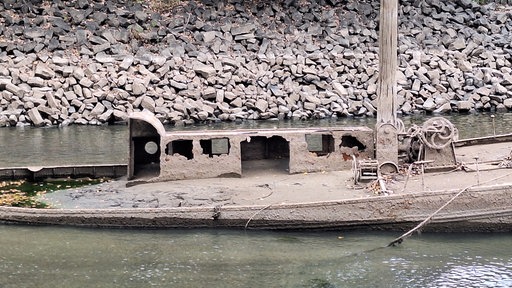 Vergammelte Aufbauten auf einem versunkenen Schiff