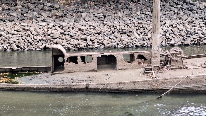 Vergammelte Aufbauten auf einem versunkenen Schiff