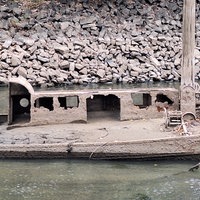 Vergammelte Aufbauten auf einem versunkenen Schiff