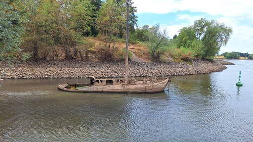 Ein ehemaliger wiederaufgetauchter Aalschokker auf dem Rhein