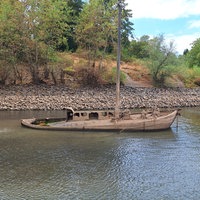 Ein ehemaliger wiederaufgetauchter Aalschokker auf dem Rhein