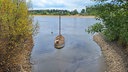 Ein ehemaliger Aalschokker in der Mündung des Silbersees in den Rhein