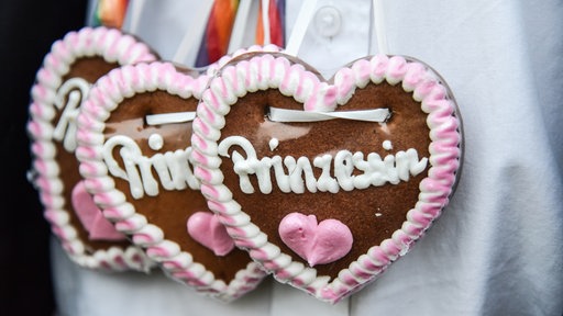 Auf einem Lebkuchenherz mit rosaner Verzierung steht der Schriftzug "Prinzessin"