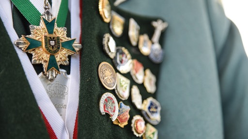 Mehrere Schützen-Orden an einer Uniform