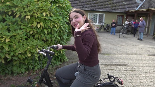 Auf dem Bild sieht man Kawsar Al-Dehen beim Fahrrad fahren