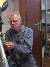 Auf dem Foto sieht man Frank Wellershaus, Ehrenamtlicher Fahrradschrauber