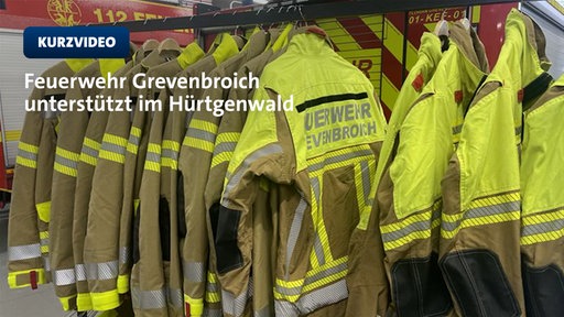 Feuerwehrjacken hängen auf einer Kleiderstange