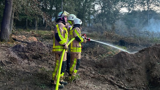 Die freiwillige Feuerwehr Grevenbroich hilft im Hürtgenwald bei der Brandbekämpfung.
